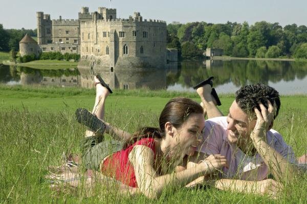 Leeds Castle met stel in het gras